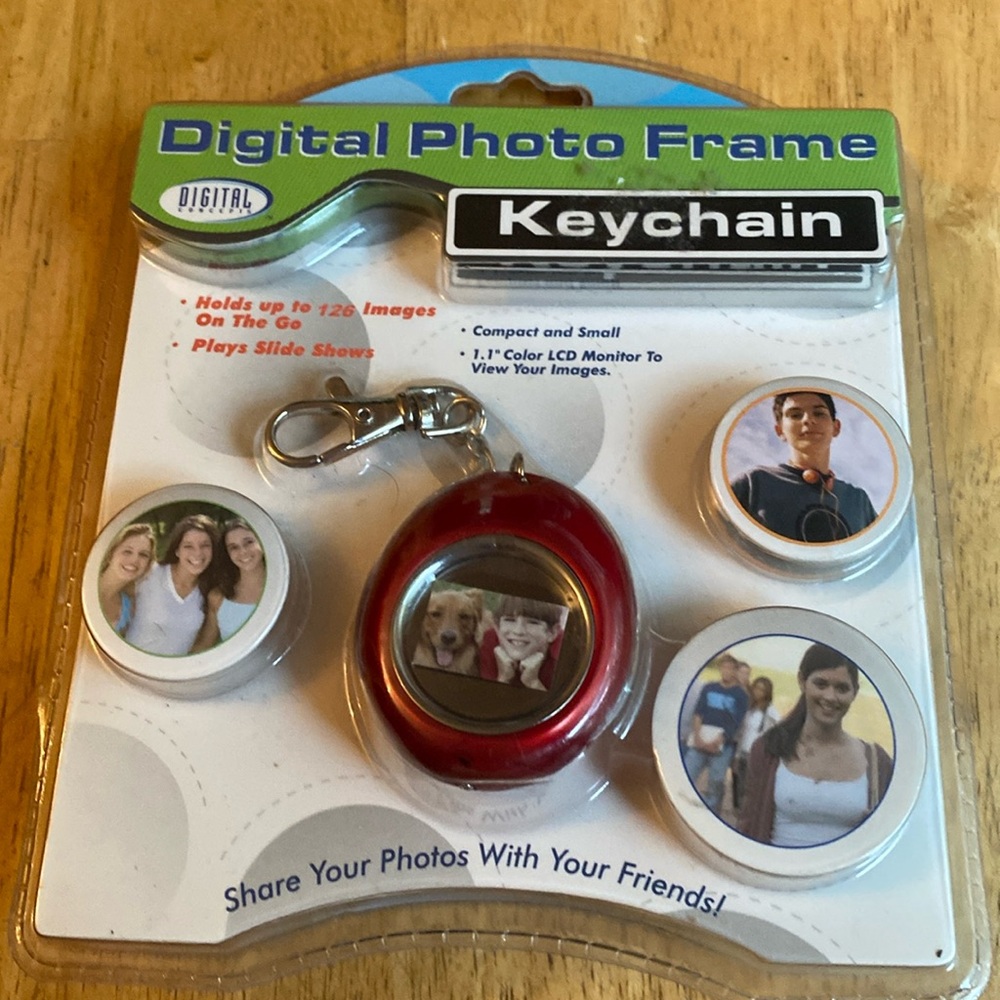 SAKAR Digital Concepts Digital Photo Frame Keychain 1,1” Screen, 180 Images,